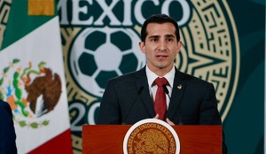 Rommel Pacheco director de la Conade, hace un llamado a las jóvenes de México para un concurso de dominadas para ganarse el boleto  00001 de Claudia Sheinbaum