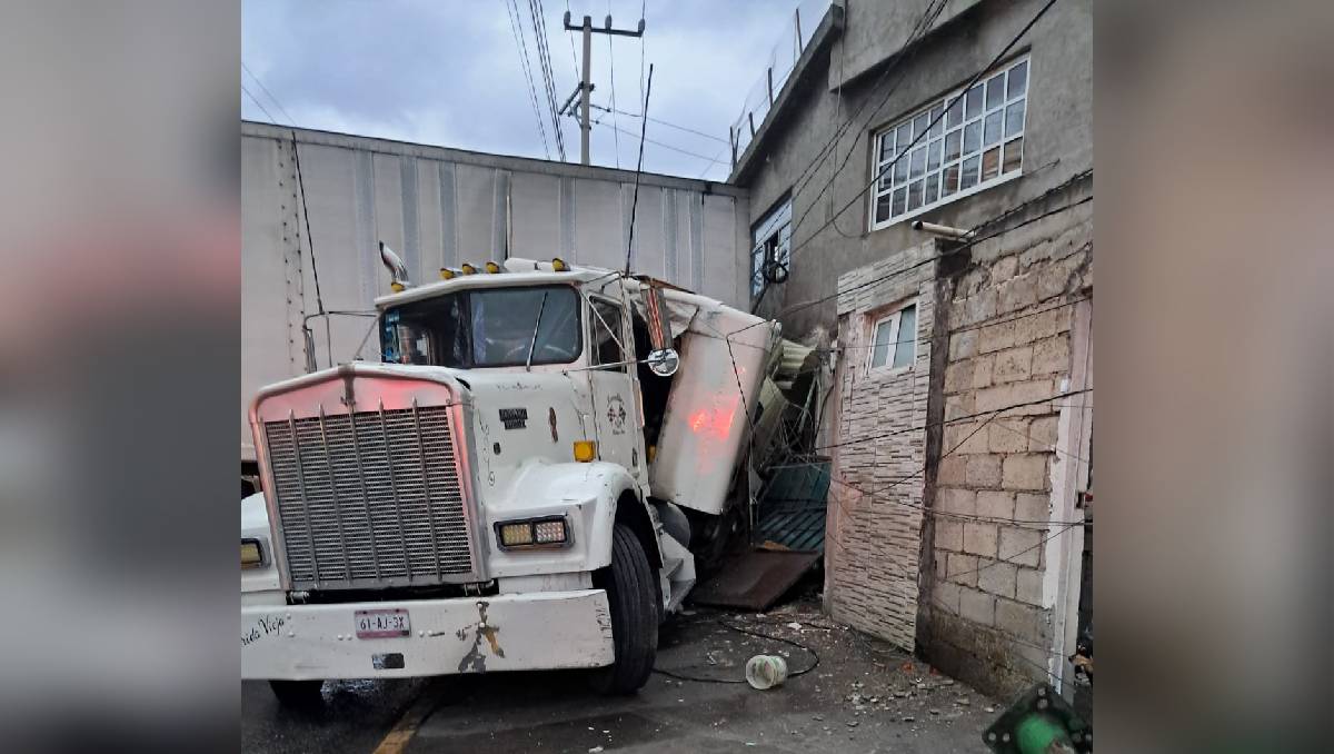 El tráiler impactó una vivienda en la colonia San Buenaventura de Toluca. Foto: (Especial)