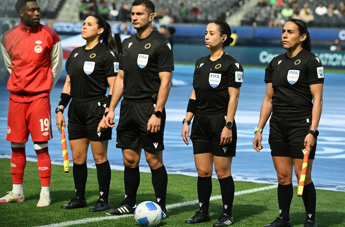 Tripleta de arbitras en un partido oficial de la FIFA.