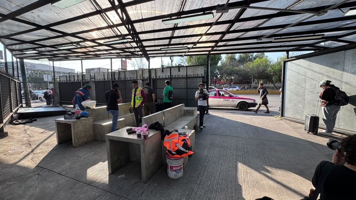 Los turistas tardan en identificar las zonas de abordaje para taxis de plataformas como Uber y Didi por falta de señalamientos. | Sandra Argüelles