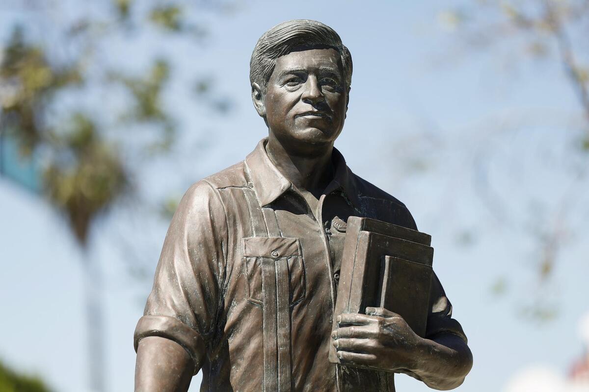 El activista César Chávez habría manipulado y abusado sexualmente de varias mujeres. | EFE