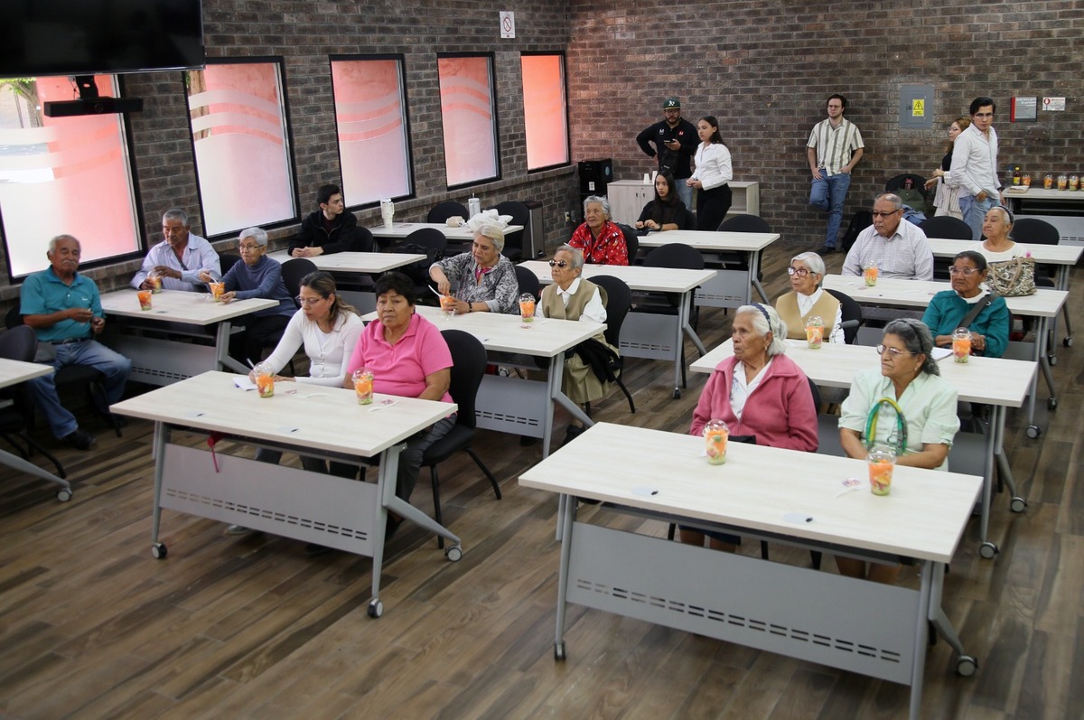 Alumnos de distintas carreras realizaron una jornada para adultos mayores en situación vulnerable.| Martín Piña.