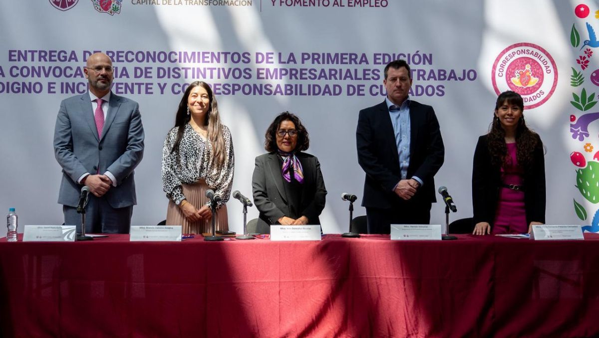 Autoridades capitalinas entregaron distintivos empresariales a XXI Banorte por sus prácticas laborales incluyentes. | Especial