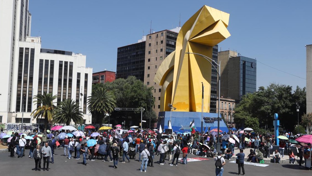 Bloqueo de la CNTE en cruce de El Caballito en Paseo de la Reforma. | Jorge Carballo