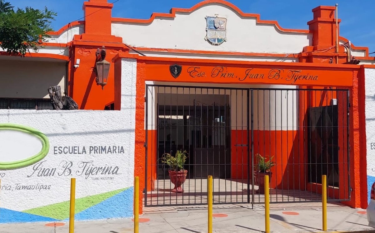 Protestan padres de familia en escuela primaria de Cd. Victoria por presunta agresión hacia un estudiante.