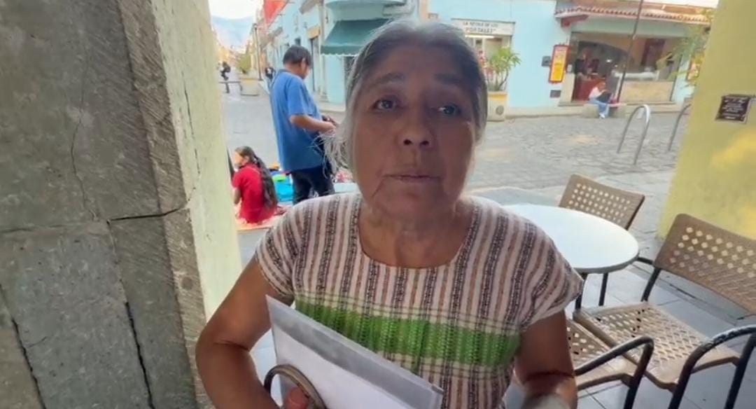 La mujer sufrió quemaduras en la espalda.