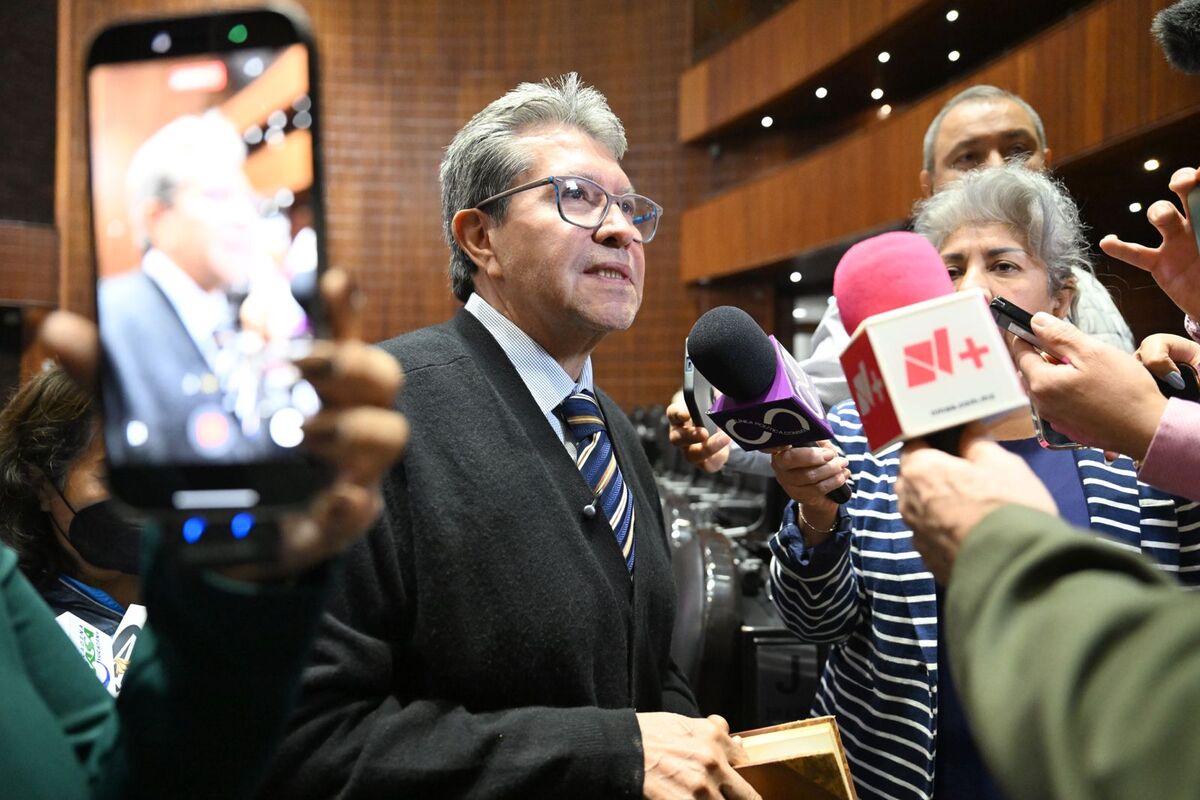 Monreal indicó que los legisladores son libres de emitir su voto por el plan B electoral. | Especial