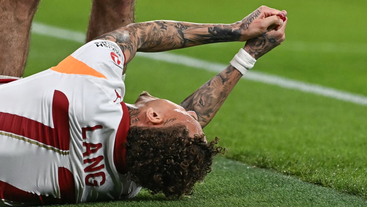 Noa Lang, del Galatasaray, sufre una insólita lesión en la mano al chocar con la publicidad (AFP)