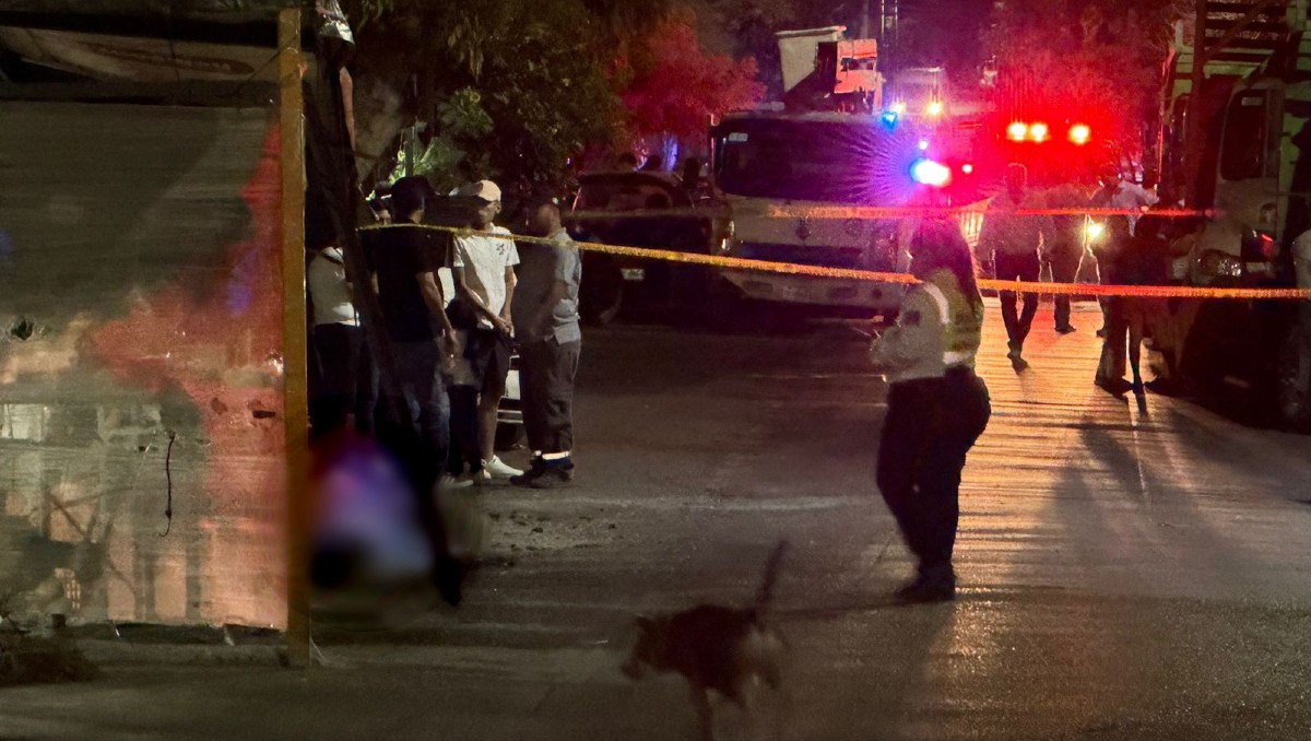 La pesada unidad se impactó contra el puesto de comida y otros tres vehículos.