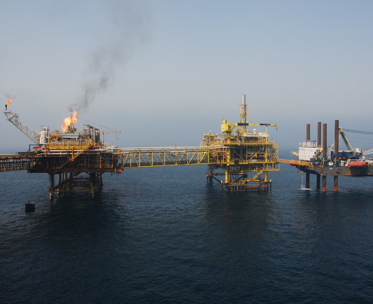 Plataforma petrolera en funcionamiento. Shutterstock.