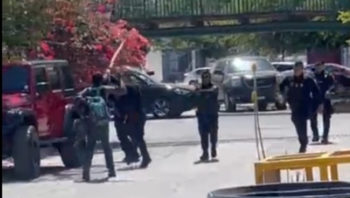 El secretario reiteró que un machete es más letal que una pistola. Foto: Especial