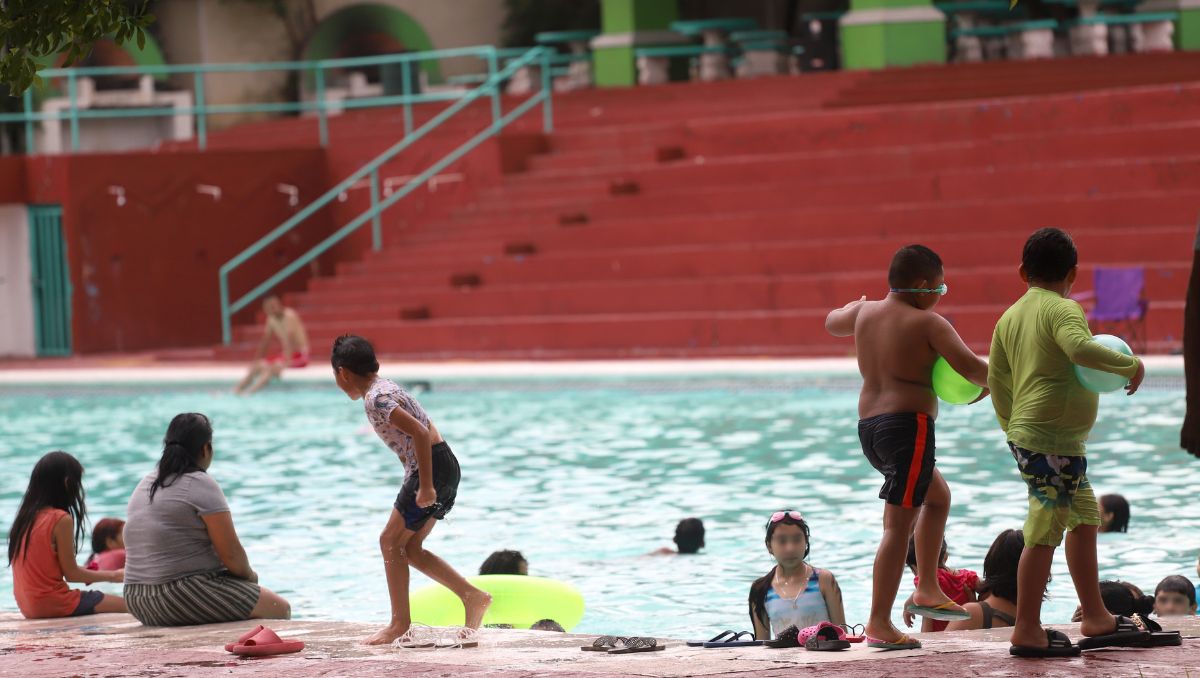 La temporada acuática permitirá entrar a las áreas de albercas sin costo alguno durante un periodo. Luis Guerra