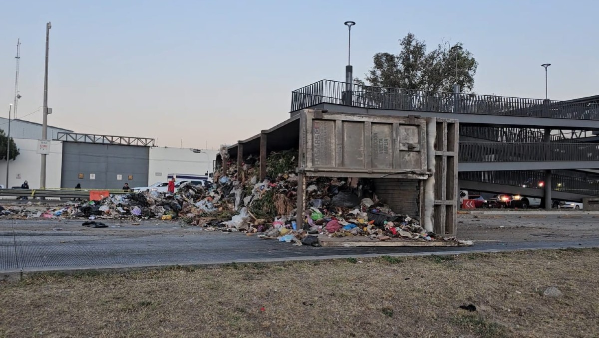 Tráiler con basura se volcó sobre Periférico Sur en Zapopan (Juan Carlos Munguía)