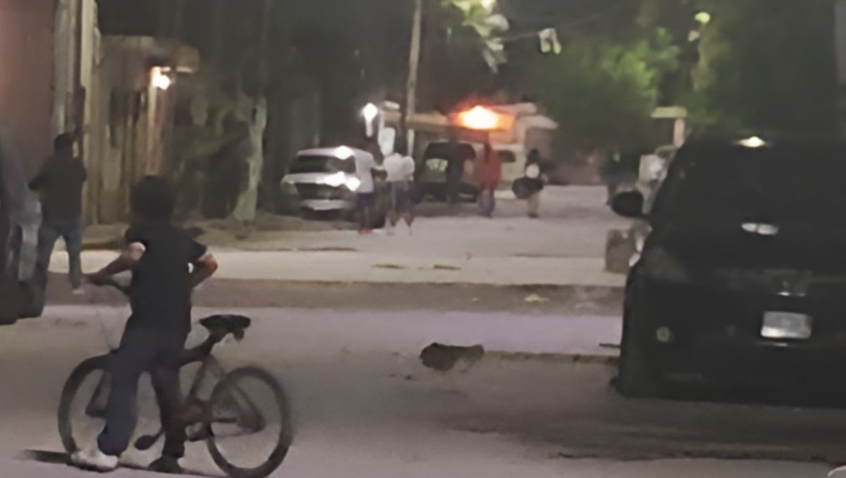 En los videos compartidos por los vecinos, se puede vear a decenas de adolescente corriendo tras lanzarse proyectiles. | Especial