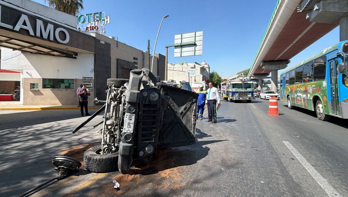La volcadura se registró durante esta tarde a la altura de la colonia Anáhuac. | Israel Santacruz