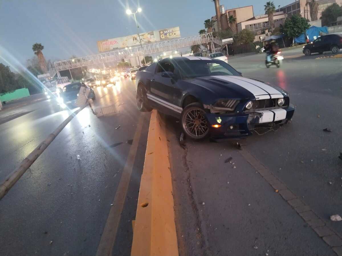 La aparatosa colisión que dejó daños materiales cuantiosos en agravio del municipio y del propietario del vehículo. | Especial