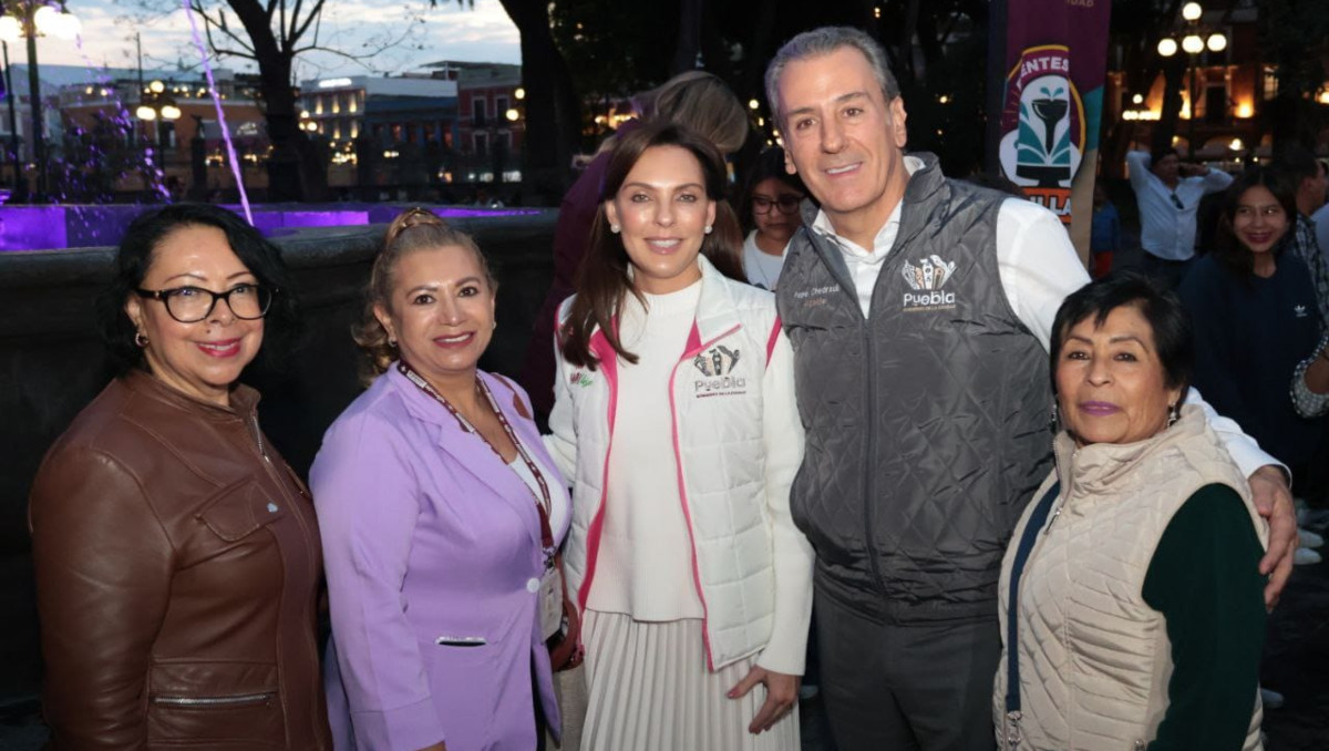 Chedraui impulsa Mujeres que Brillan con iluminación violeta de Puebla | Especial