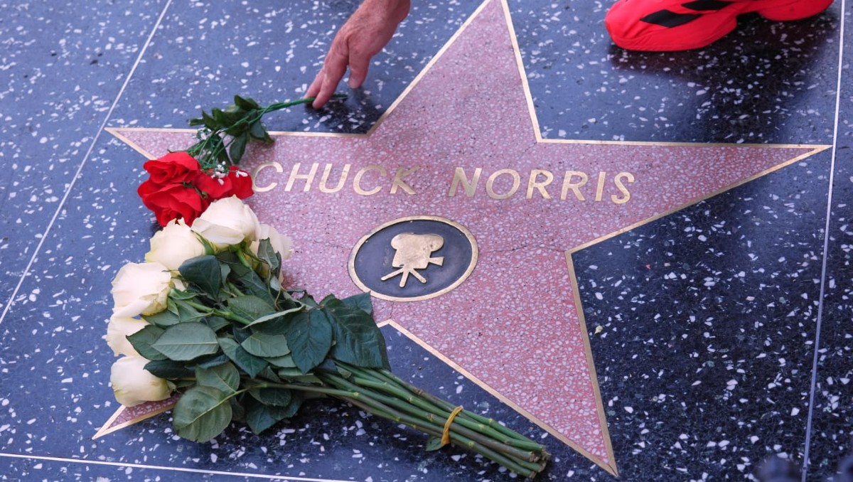 Depositan rosas en la estrella del Paseo de la Fama de Hollywood, en Los Ángeles. | AP