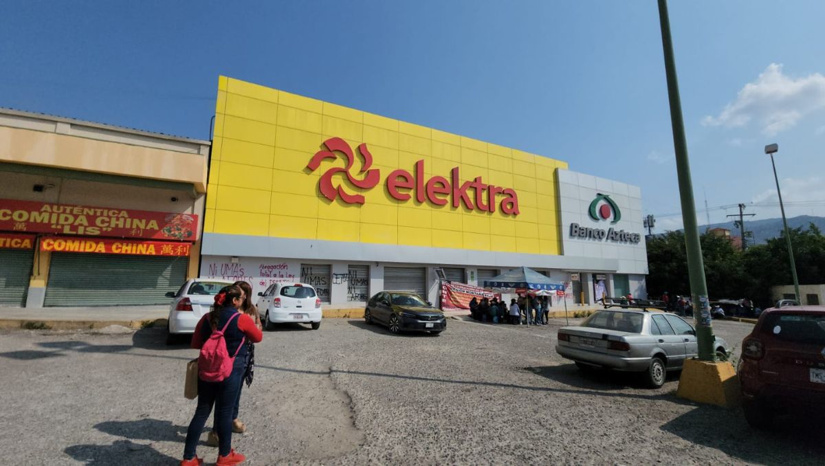 Docentes de la CETEG realizan bloqueos y cierres en comercios y bancos en Guerrero. | Especial.