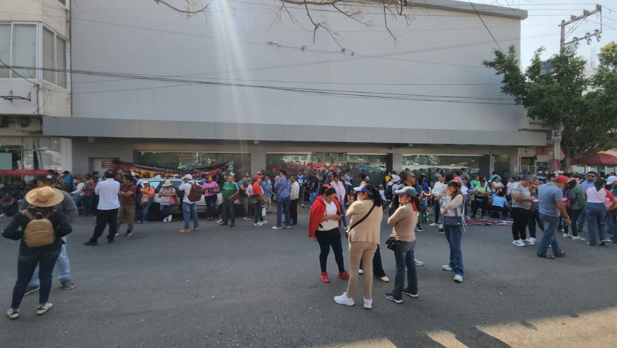 Docentes de la CETEG realizan bloqueos y cierres en comercios y bancos en Guerrero. | Especial.
