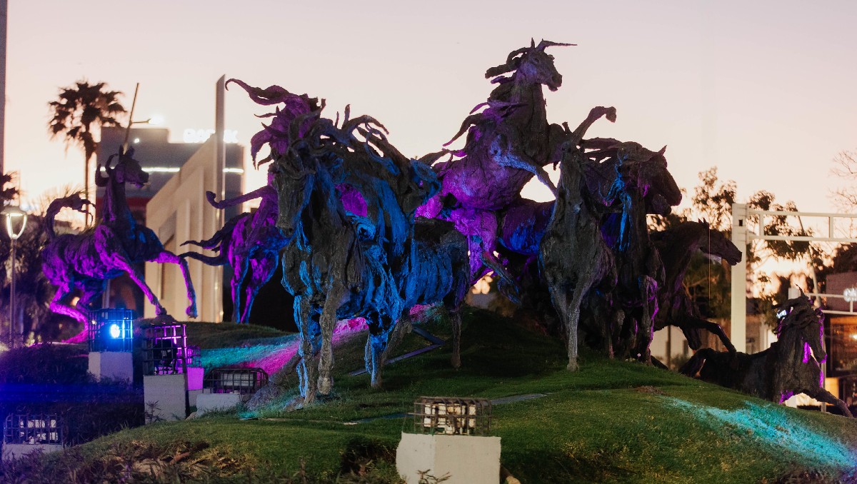 Escultura de La Estampida estrena nueva iluminación (Cortesía)