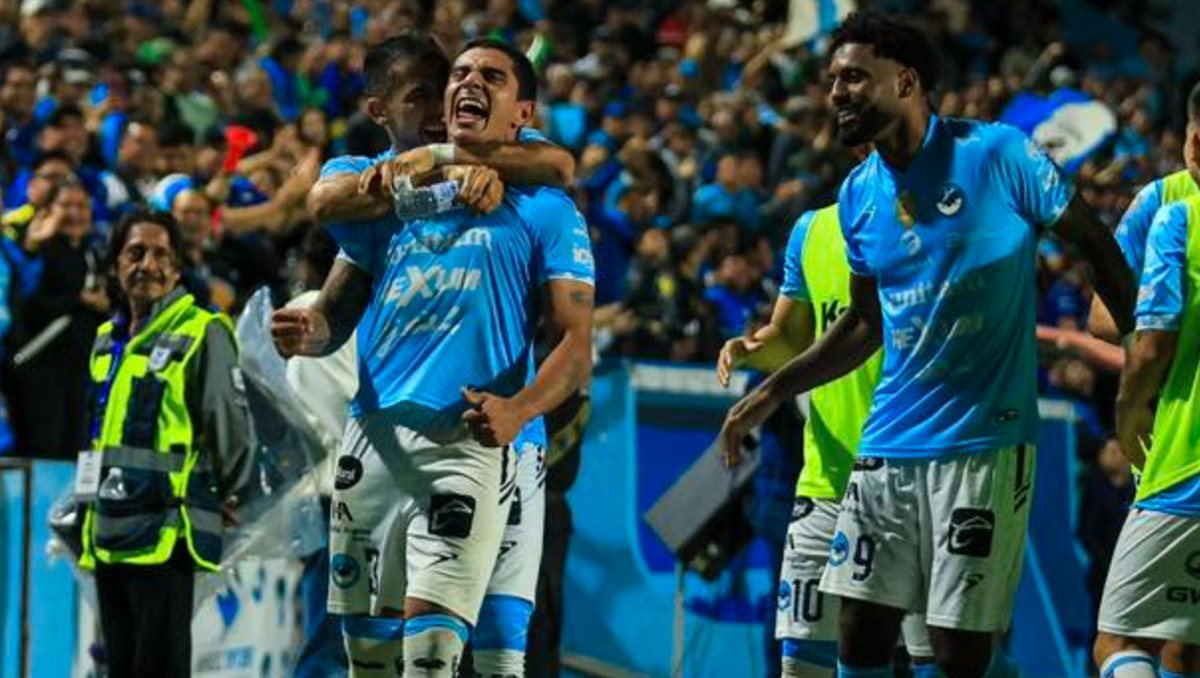 Jugadores de la Jaiba Brava festejan el gol de Diego García en el Clásico Tamaulipeco.