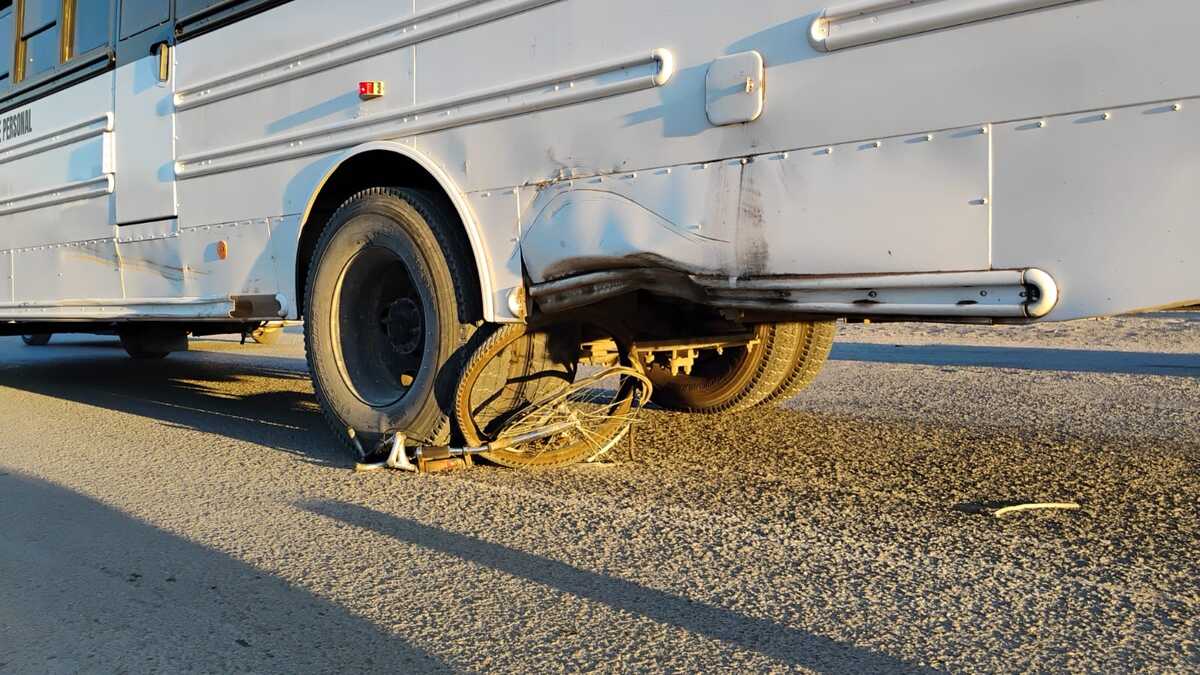 La bicicleta quedó destruida debajo de una llanta del camión. | Especial