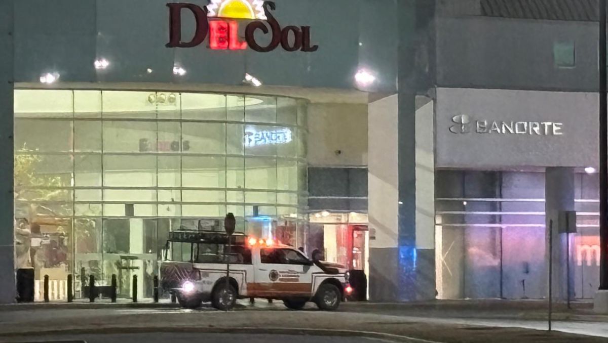 Presuntamente un cliente intervino de manera oportuna utilizando varios extintores para controlar las llamas. Fernanda Pérez