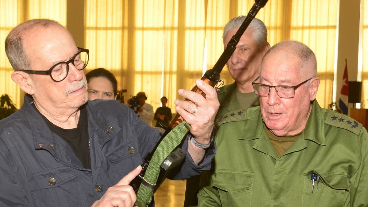 Silvio al recibir el arma. | Foto: Minfar