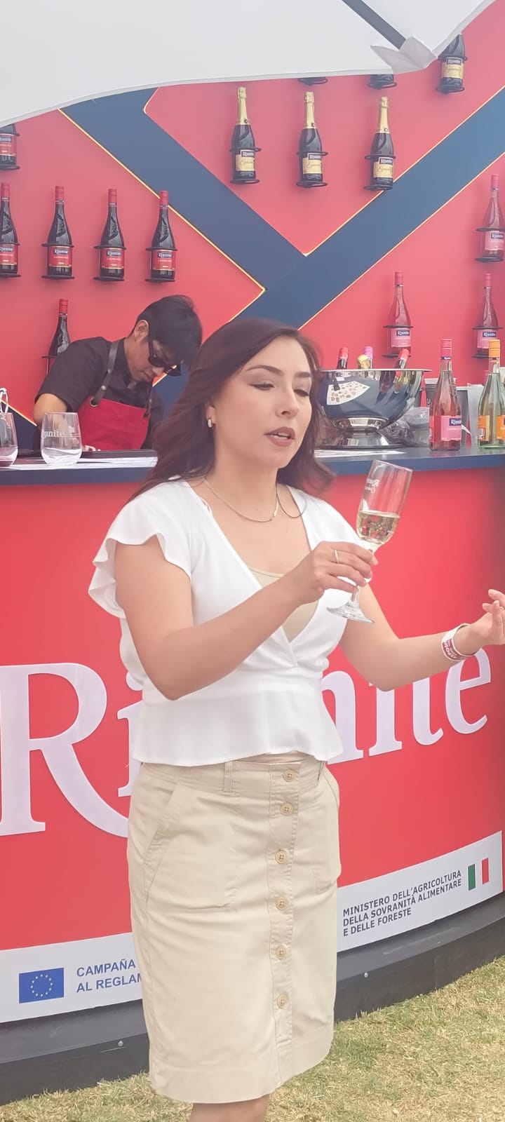 La sommelier destaca las virtudes de las uvas que dan origen a los vinos Riunite en la cata que ofreció en Sabor es Polanco / Especial