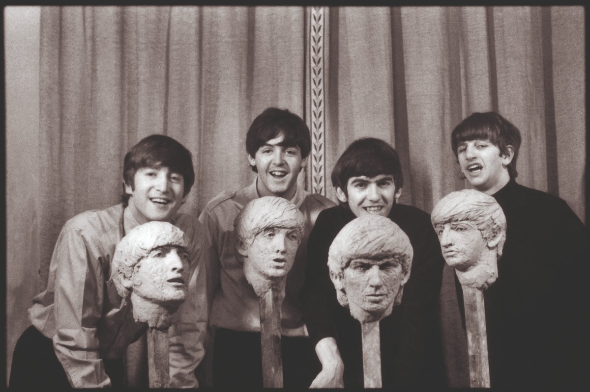 The Beatles con bustos de arcilla realizados por David Wynne, 1964. © 1964 Paul McCartney, bajo licencia exclusiva de MPL Archive LLP.