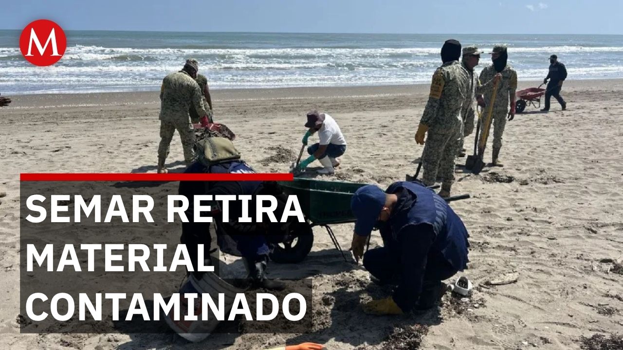 Elementos de la SEMAR recolectan residuos de hidrocarburo en playas de Veracruz
