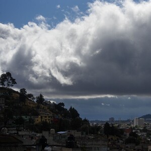 Se estima un cielo parcialmente nublado con bancos de niebla y ambiente frío