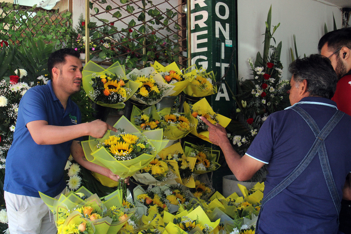 Floristas del corredor de la calle Blanco reportaron menor afluencia de clientes este 21 de marzo. | Rolando Riestra