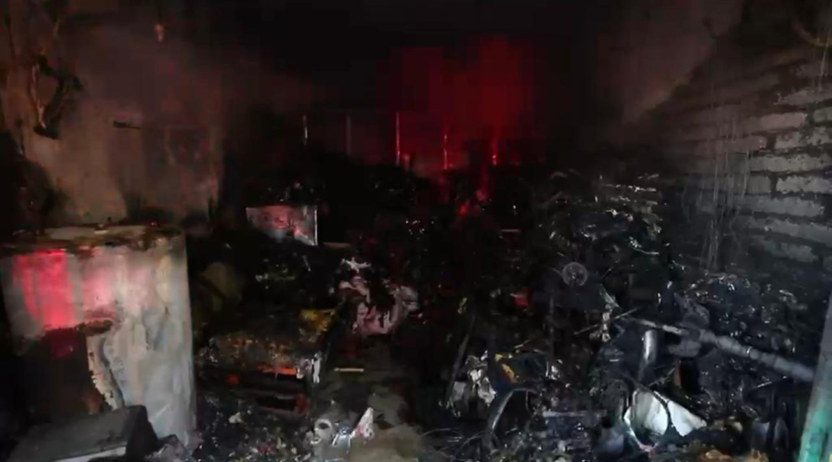 El incendio comenzó en una cochera y gracias a la intervención de los cuerpos de emergencia no se propagó a la casa (Foto: Roberto Hurtado)