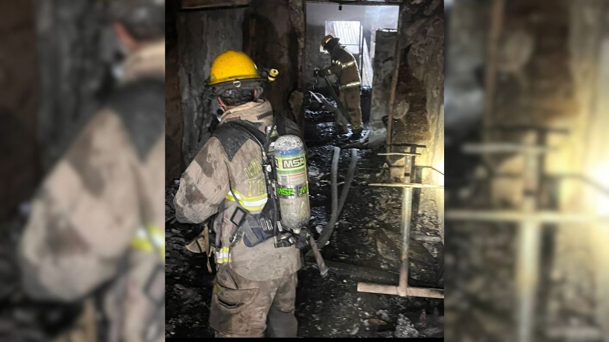 Presunto cortocircuito moviliza a Bomberos y Protección Civil; logran controlar las llamas y evitar que se propaguen a casas vecinas.| Especial.