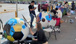 Colectivos urbanos regios plasman su arte en 40 esferas con motivo del Mundial 2026