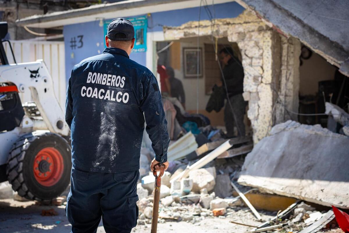 La remoción de escombro se realizaron con herramientas y maquinaria pesada. | Foto: Lauro Galicia