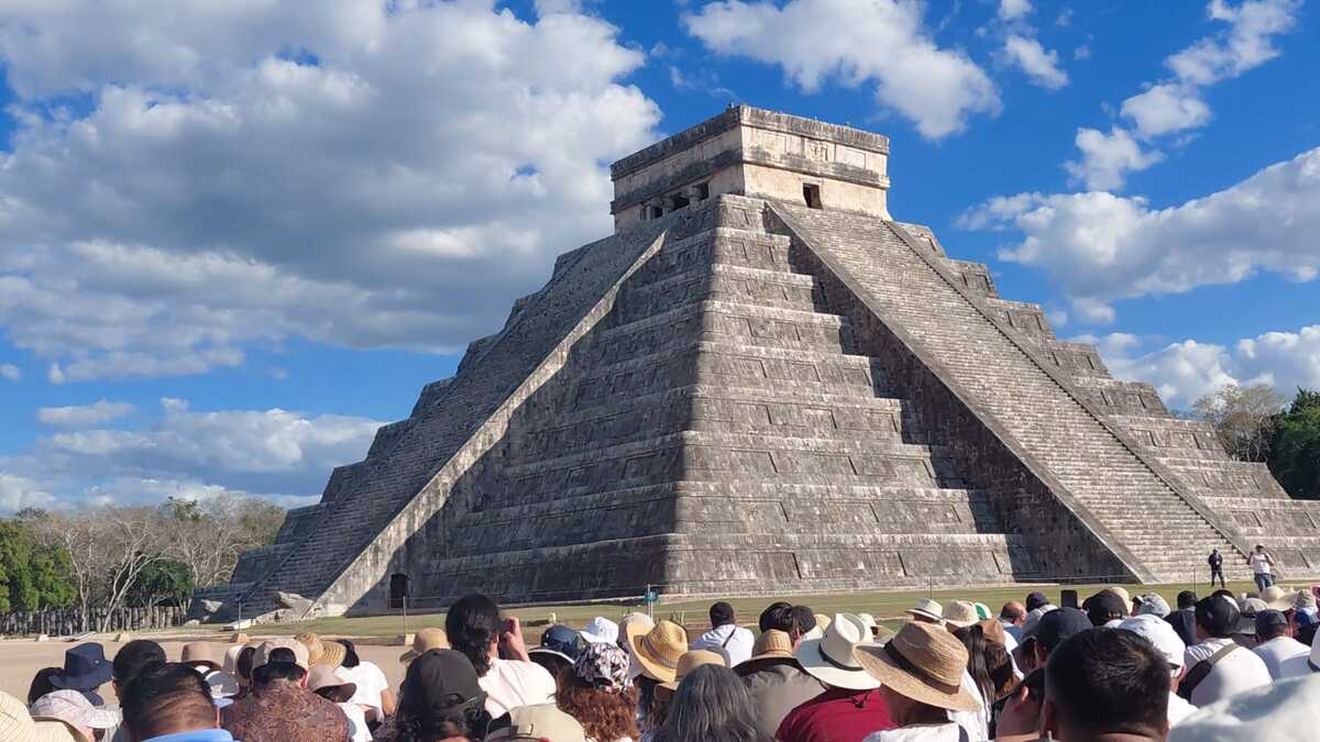 Turistas provenientes de los cinco continentes rodearon la pirámide para presenciar este fenómeno. (Foto: especial)