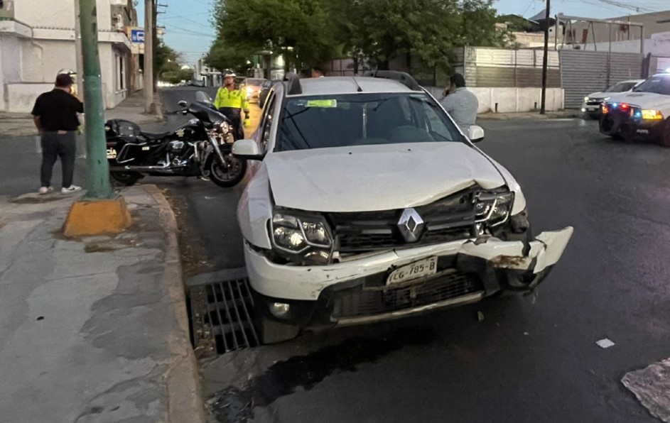 El vehículo de aplicación quedó obstruyendo la vialidad. | Gabriela Garza