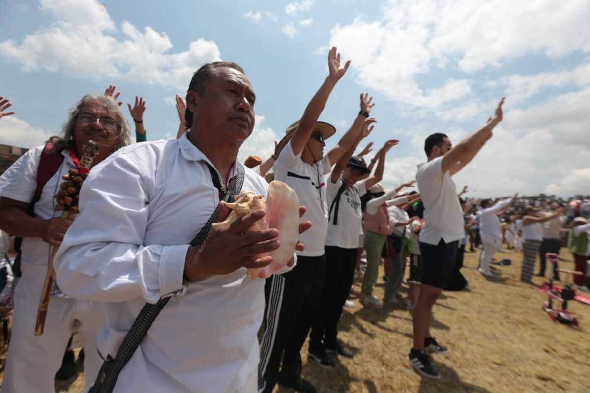 Vestidos de blanco, asistentes recibieron la luz como símbolo de prosperidad; participaron pueblos indígenas del Edomex. Foto: Tania Contreras