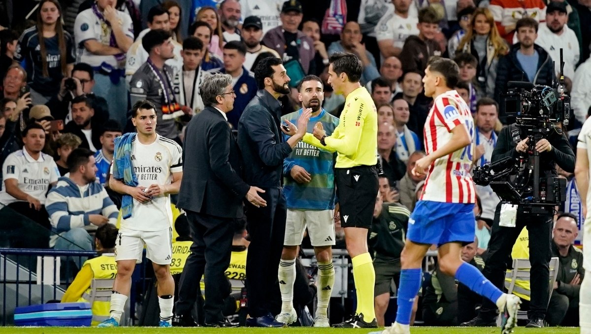 Arbeloa no entiende la expulsión de Valverde pero agradece la explicación del árbitro (Reuters)