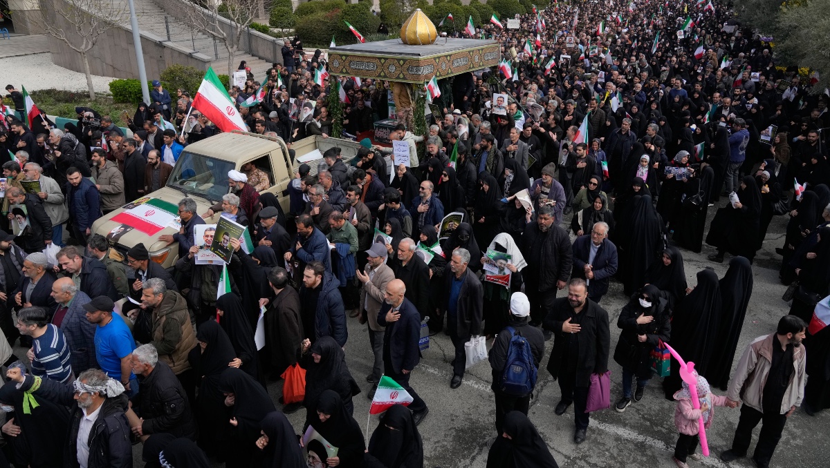 Irán amenaza con cerrar 'por completo' estrecho de Ormuz tras ultimátum de Trump