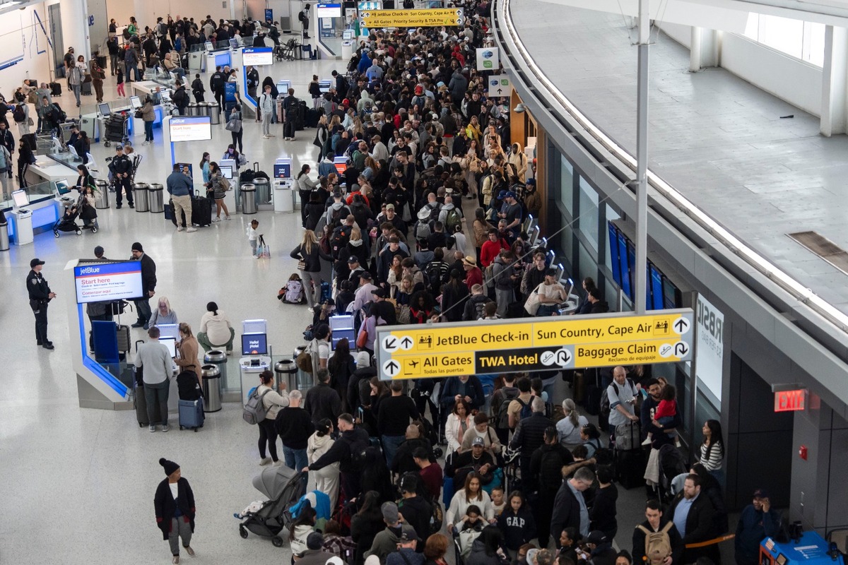 Más de 50 mil trabajadores de la TSA continúan sin recibir pago por la crisis presupuestal.