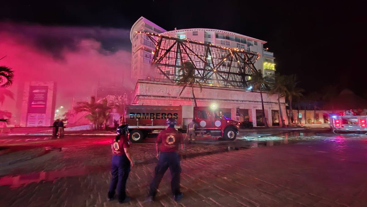 La palapa quedó completamente destruida tras el incendio. Foto: (Especial)