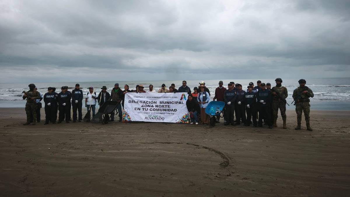 Autoridades municipales piden a pescadores suspender la captura de especies marinas debido a mancha de petróleo en Nautla, Veracruz