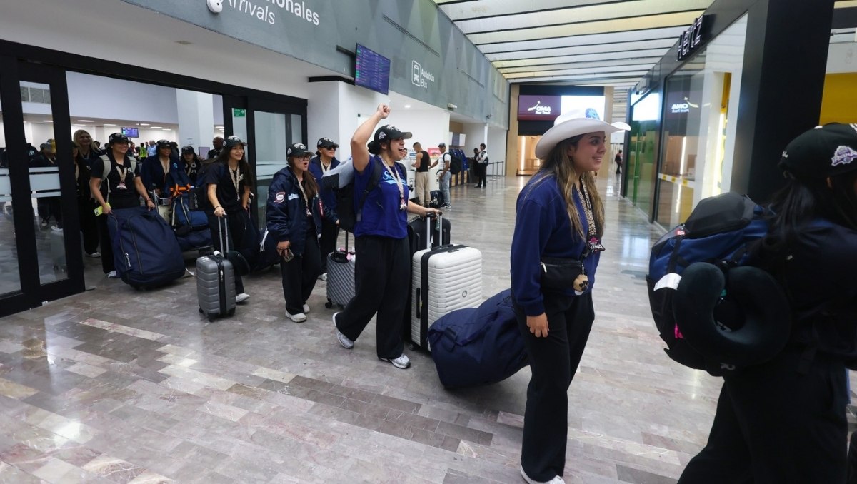 Sultanes Femenil, campeonas de la LMS, llegan a casa (Jorge López)