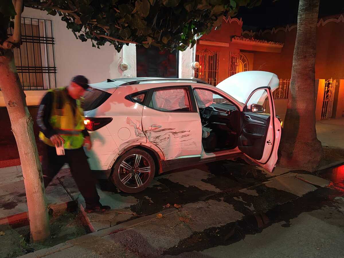Abuelita de 72 años choca con camioneta repartidora de gas en Torreón.|