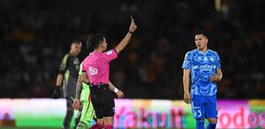 Maxi Velázquez, auxiliar de Tigres, considera que fue un arbitraje muy riguroso para Tigres, donde Chicha Sánchez y el DT Guido Pizarro fueron expulsados.