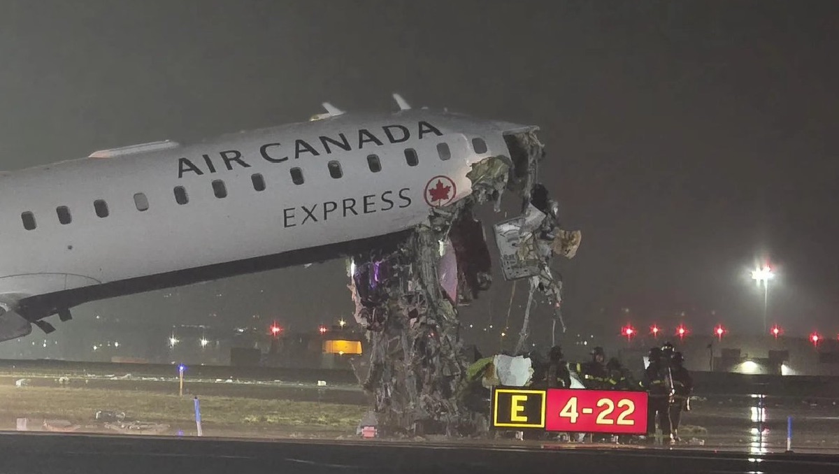 Avión se estrella contra camión de bomberos. | ESPECIAL